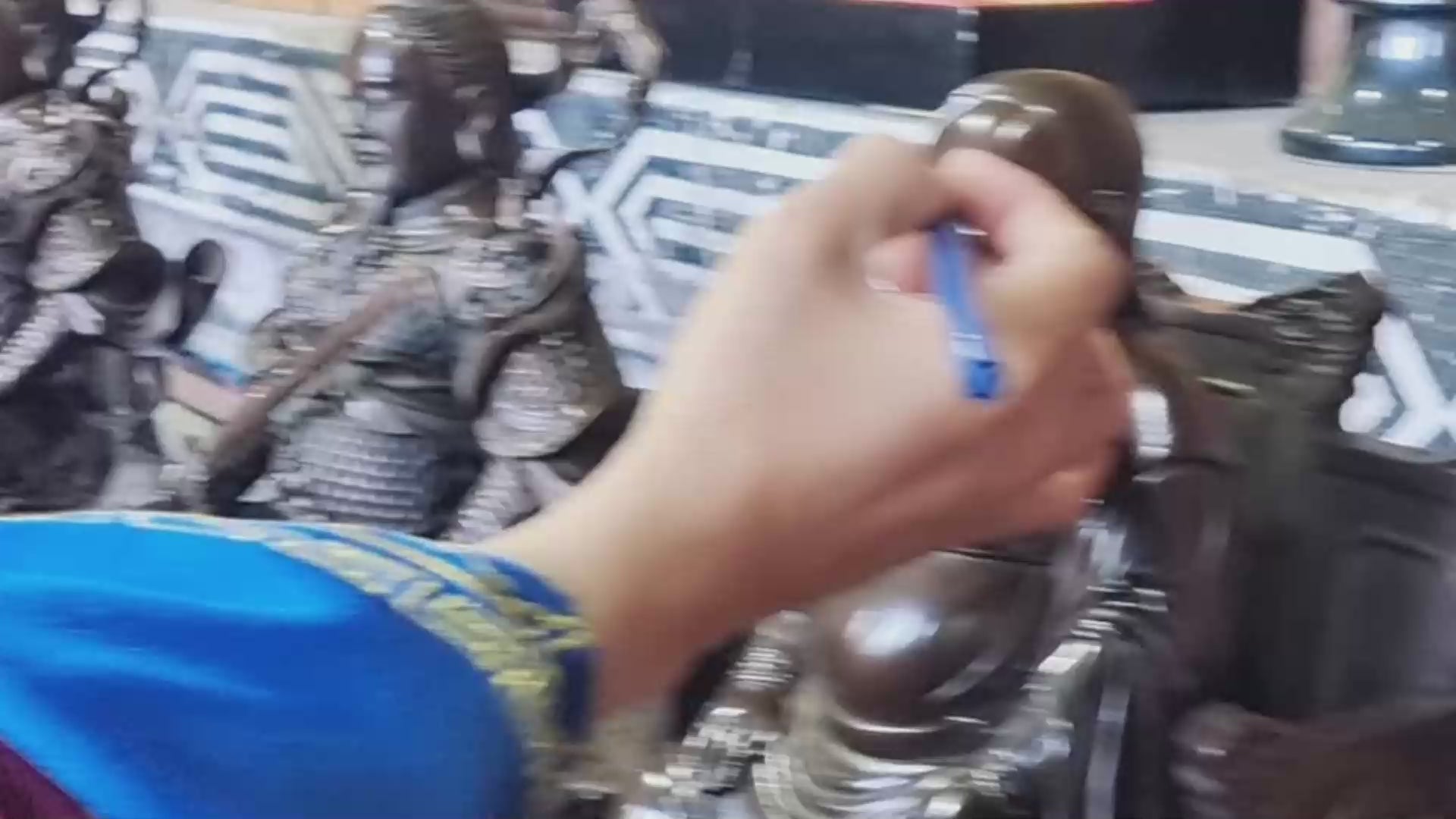 載入影片：